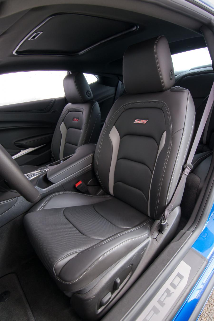 Интерьер Chevrolet Camaro SS 2016 года  (LA) (фото 2 из 19)